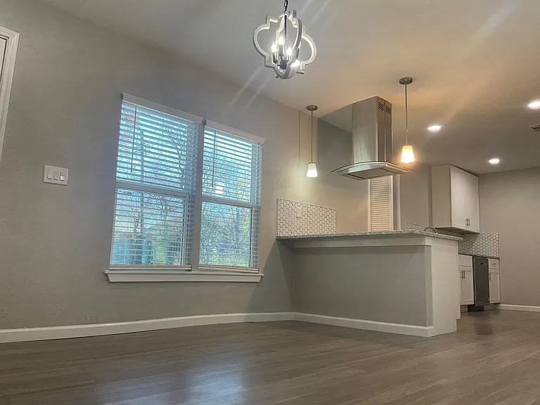 Breakfast bar and dinning area