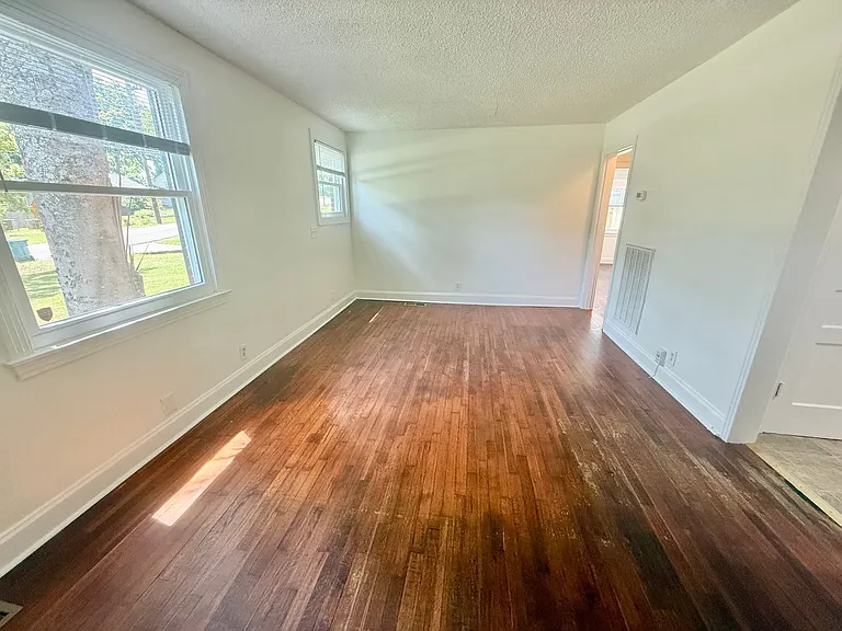 902 Gibson Dr — Photo 15