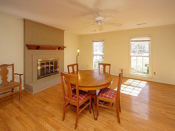 5th image of 819 Essex Dr