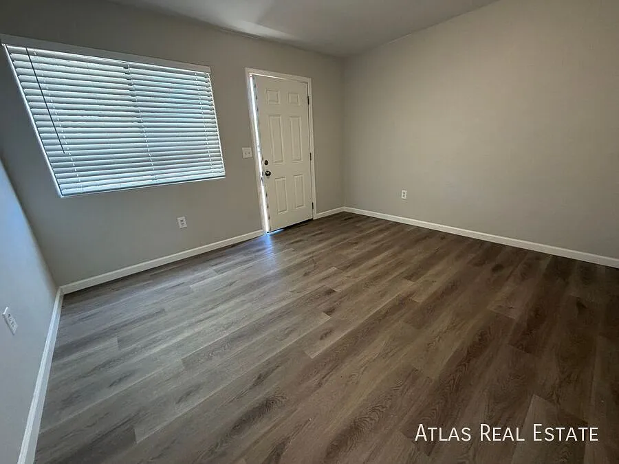 Renovated 3 bedroom with yard for rent in Tucson — Photo 3