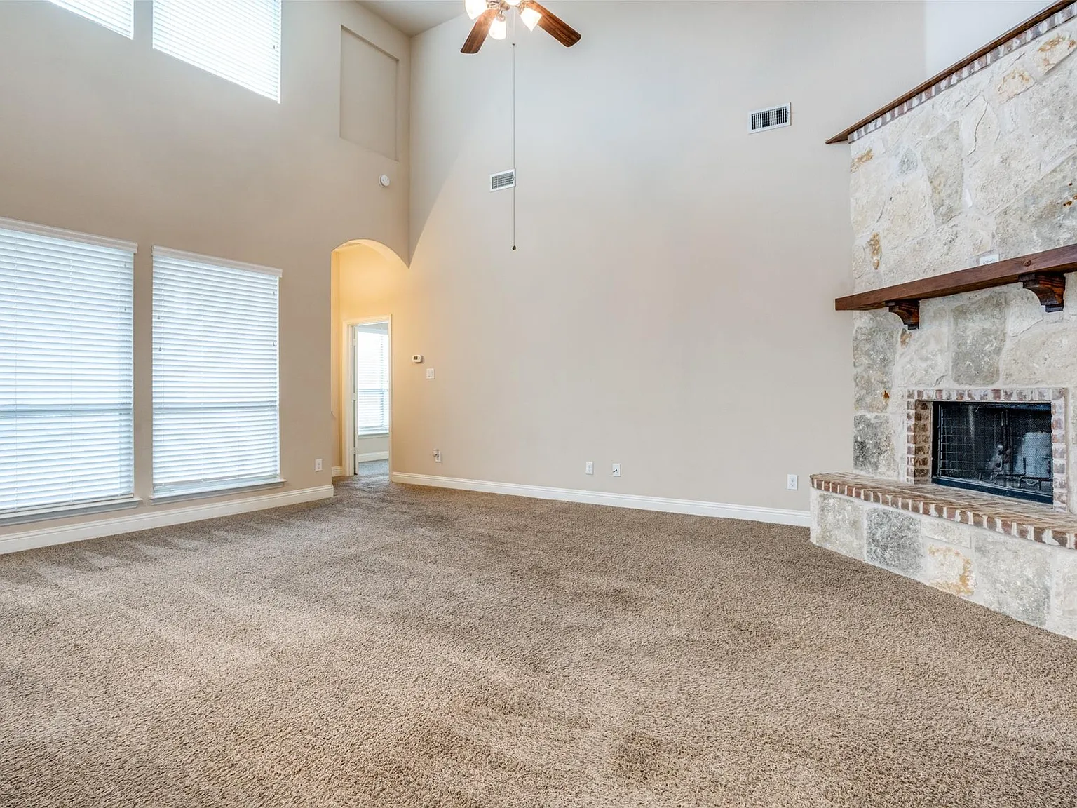 5 bed, 3637 sqft, $3,300 — Photo 4