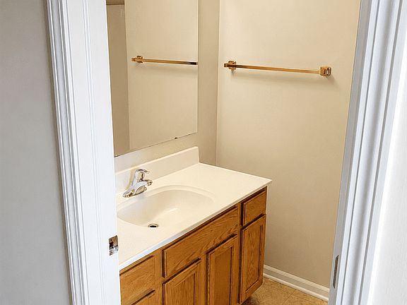 5th image of 403 Haven St