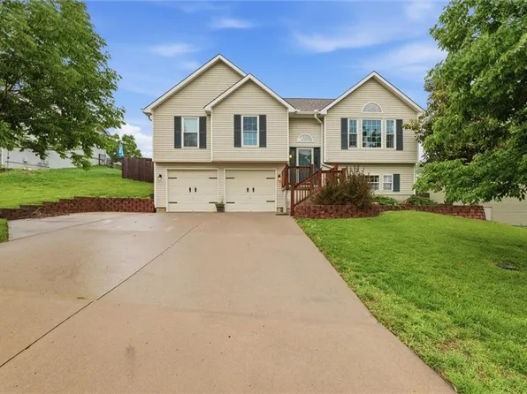 210 E Whispering Hills Blvd, Lone Jack, MO 64070