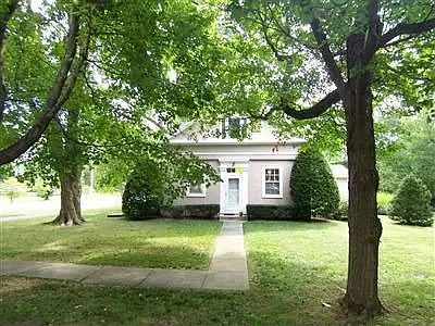 405 Phillips St photo 1