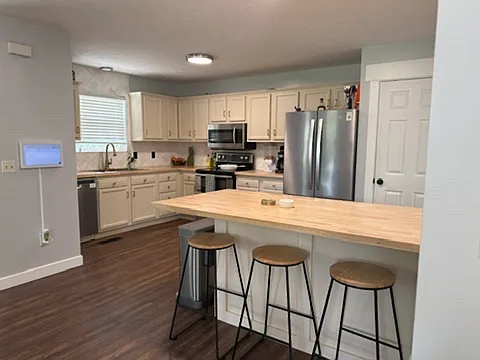 4 bed, 2.5 bath, 1950 sqft, $2,700 — Photo 3