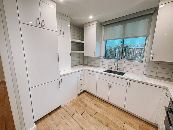 5th image of 211 12th St APT A