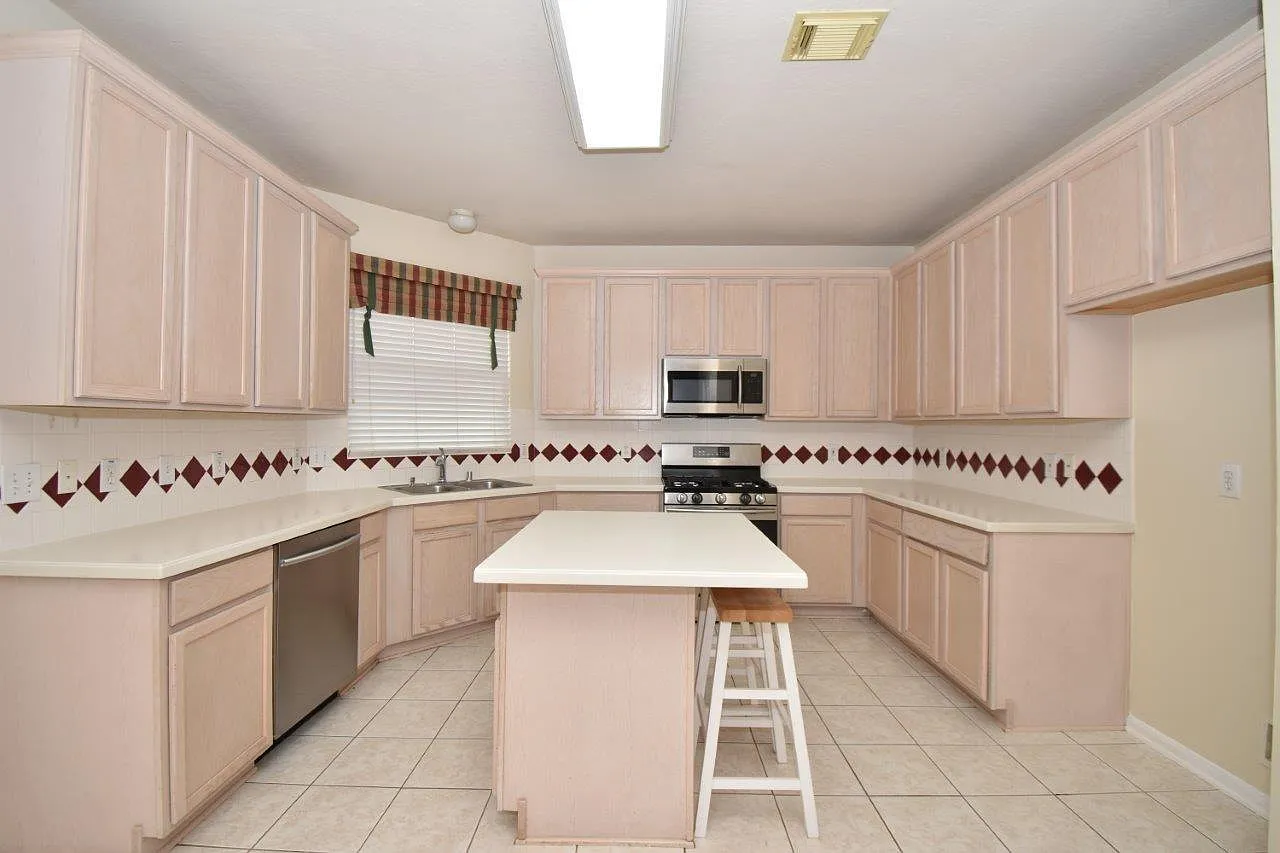 3 bed, 2.5 bath, 2704 sqft, $2,600 — Photo 2