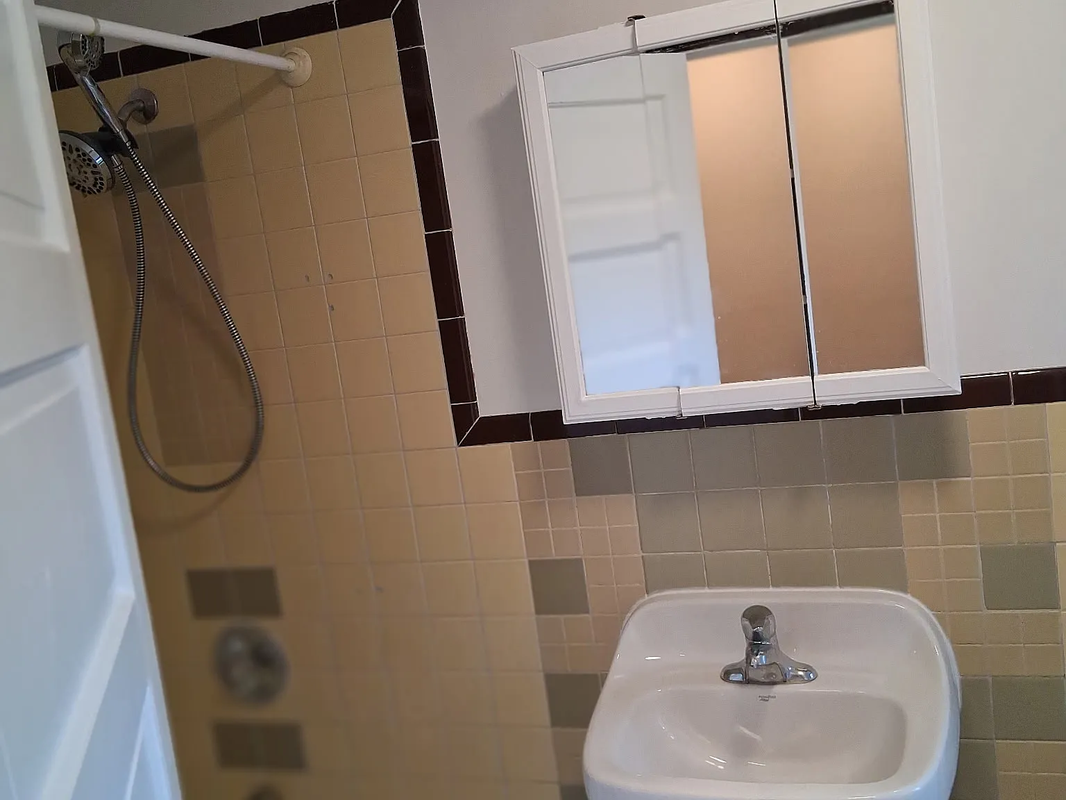 3 bed, 1008 sqft, $1,600 — Photo 3