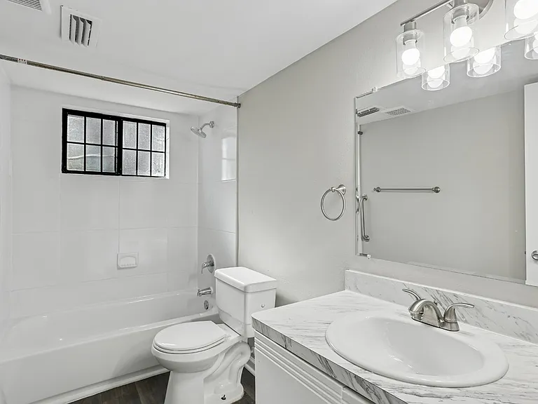 Brentwood Apartments — Photo 18