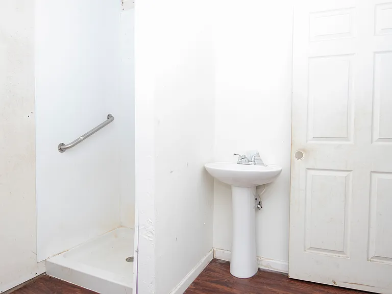 405 Johnston St — Photo 16