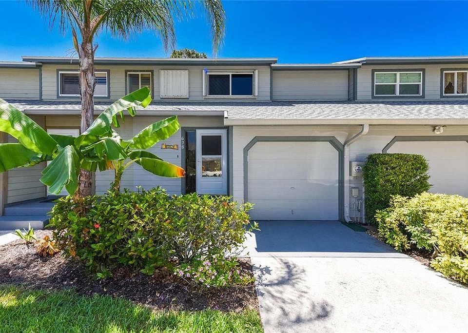 1st image of 628 NE Wax Myrtle Way