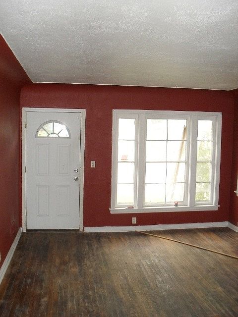 2nd image of 2518 Corunna Rd