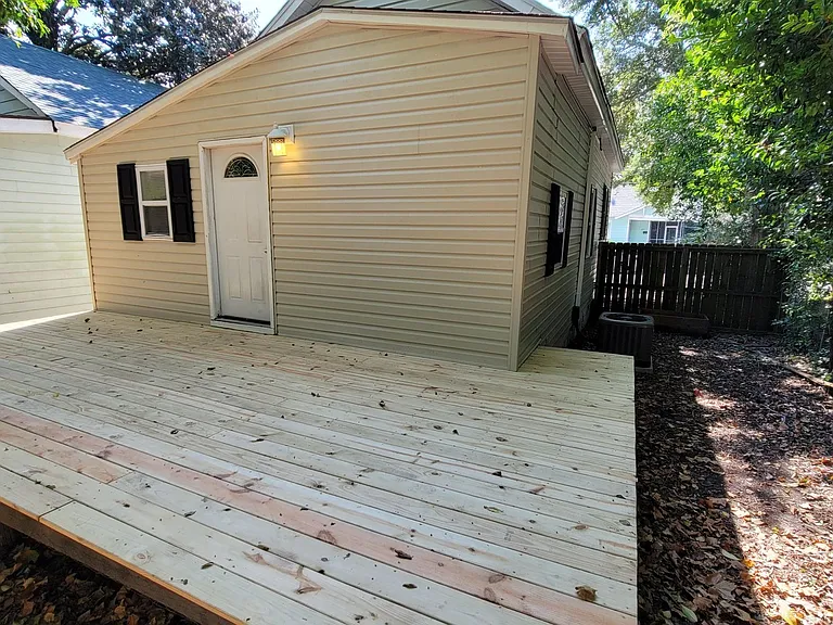 907 Dock St — Photo 10