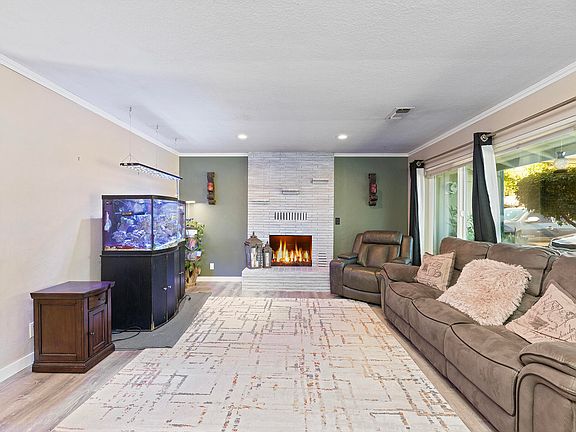 3rd image of 324 Stanley Ave