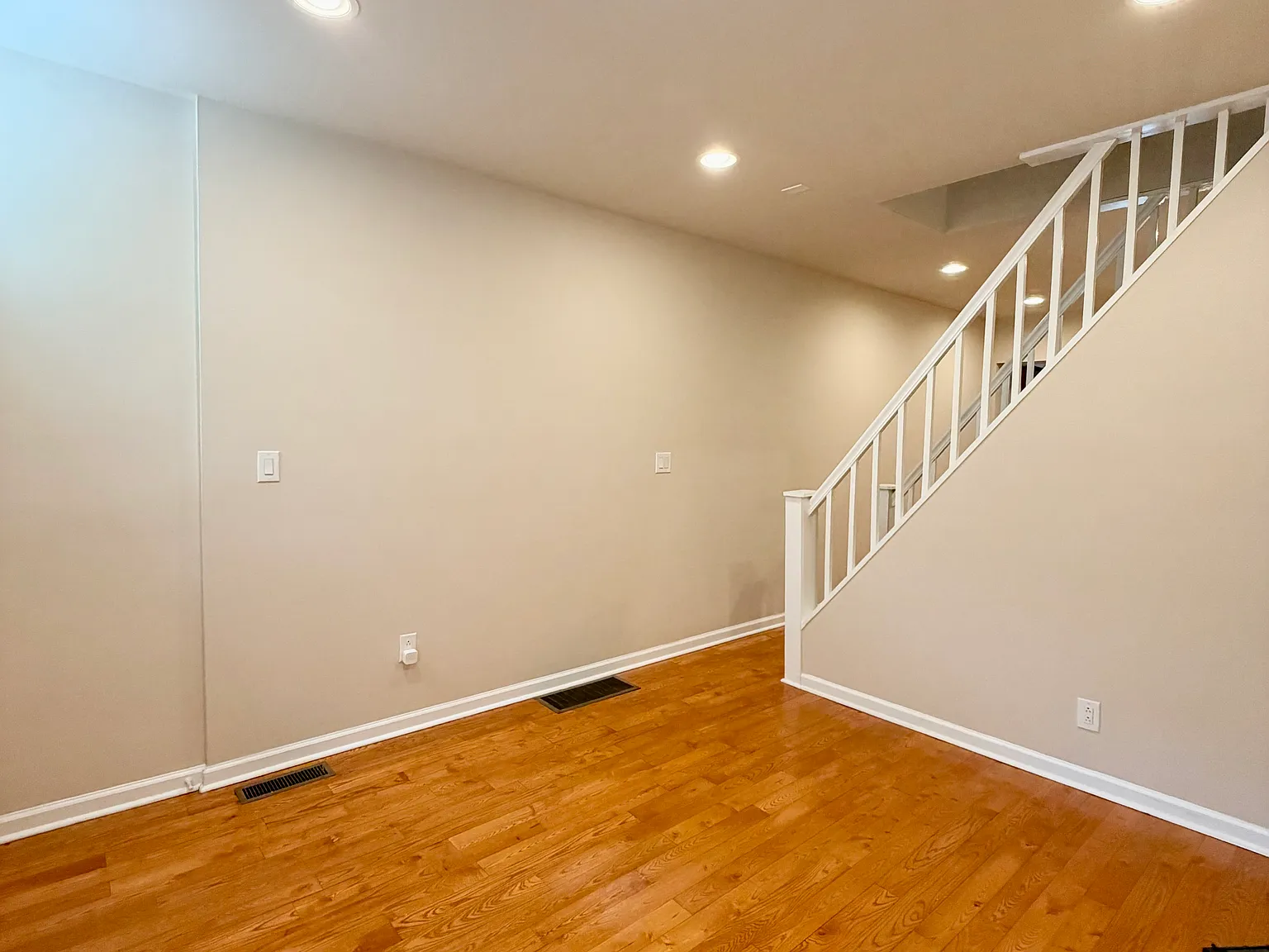 Available Now Comfortable 2-Bedroom West Powelton Townhome with Central Air — Photo 2