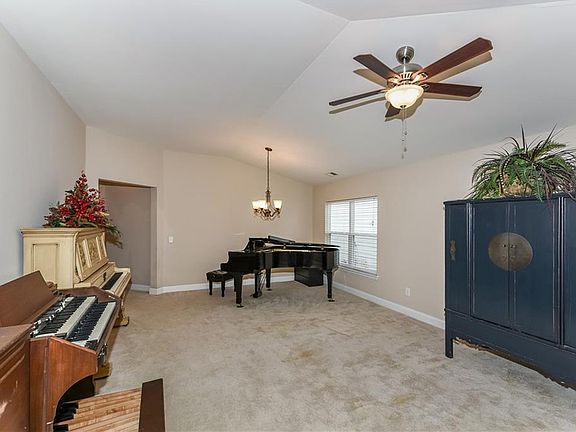 3rd image of 212 Edinburgh Ln