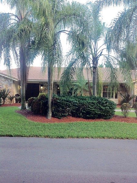1st image of 19320 E Oakmont Dr