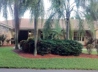 19320 E Oakmont Dr, Hialeah, FL 33015