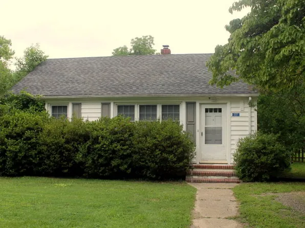 317 Avonne St, Kilmarnock, VA 22482