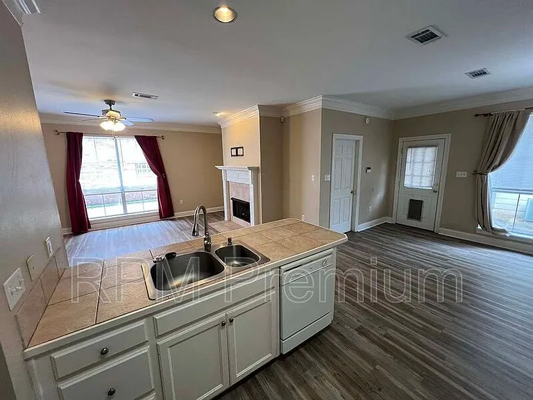 5557 Arialo Dr — Photo 10