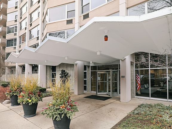 2nd image of 555 W Cornelia Ave APT 1003