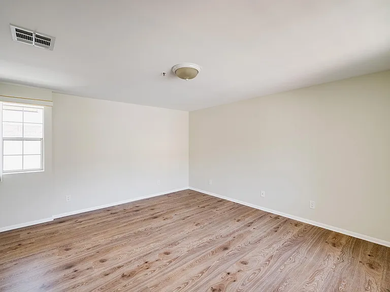 1011 Thompson Ave #C — Photo 14