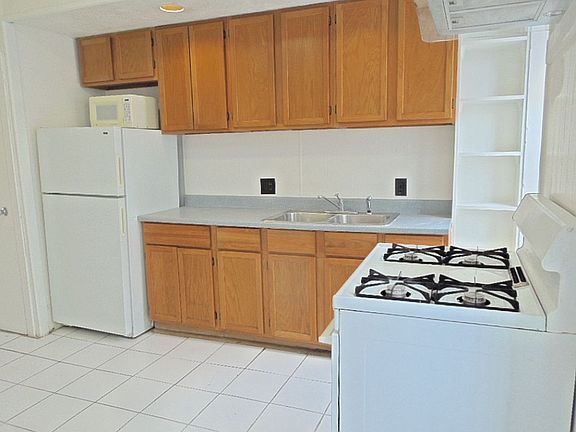 2nd image of 886 Pacific St #1