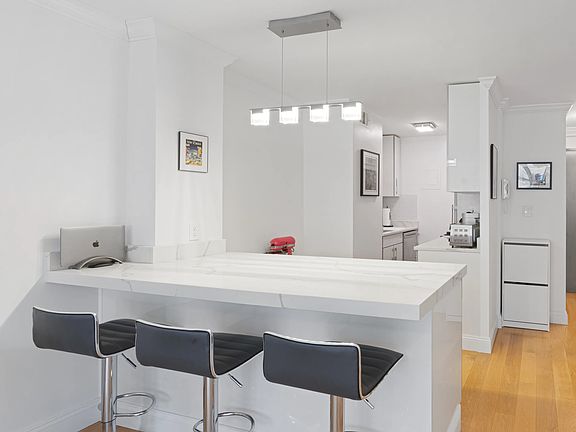 3rd image of 160 E 27th St APT 10A