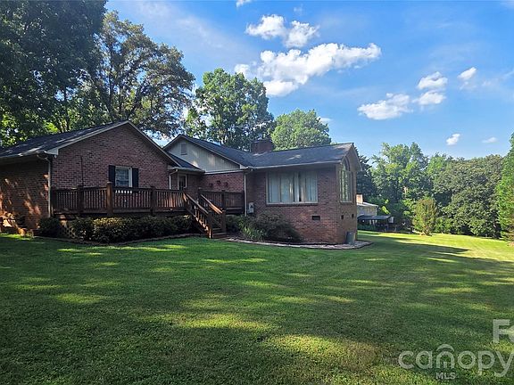 4th image of 1801 Laurel Hill Dr