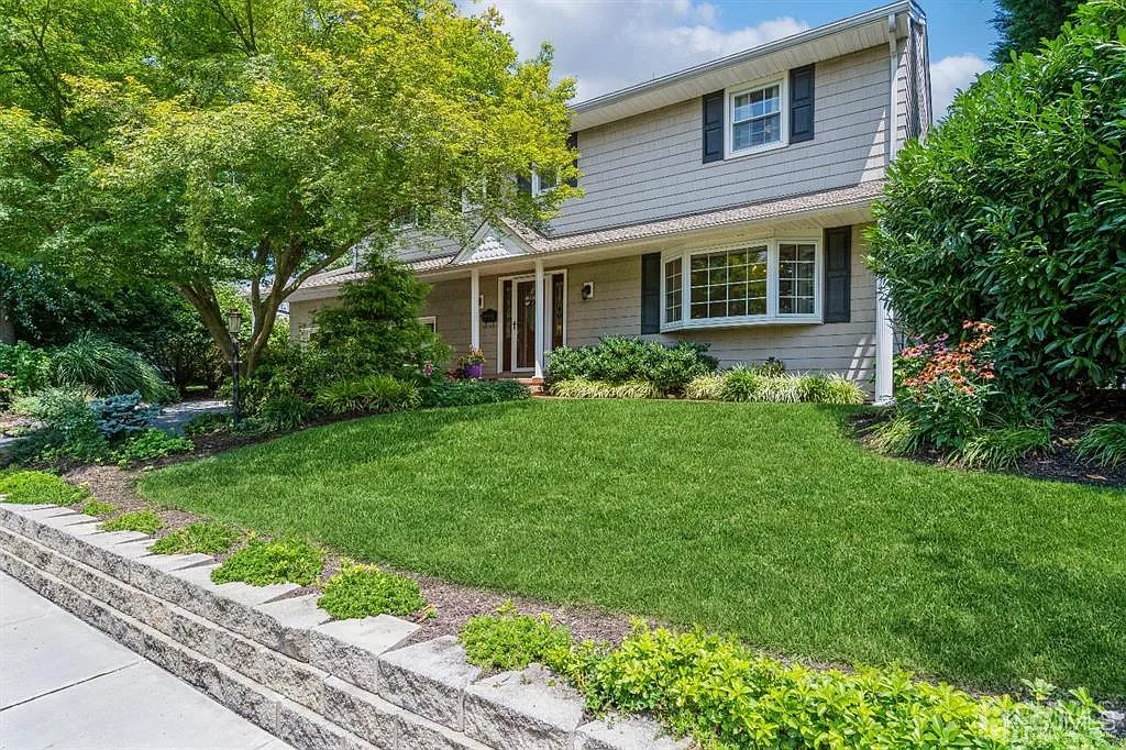 13 Desmet Ave photo 1