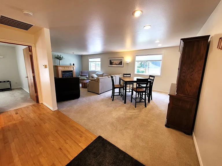 625 1/2 Marine Dr — Photo 5
