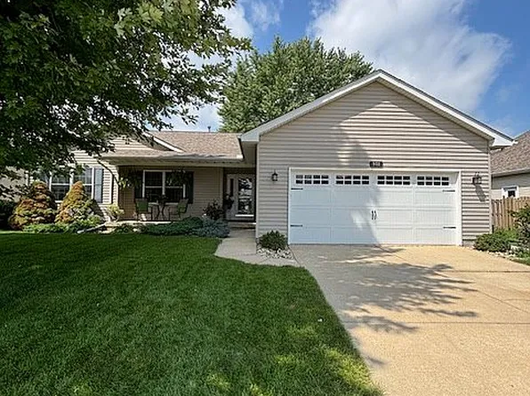 902 S 5th St, Eldridge, IA 52748