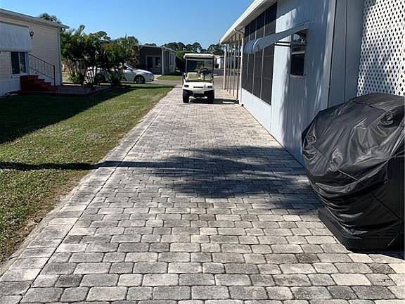 5th image of 27335 Joann Dr