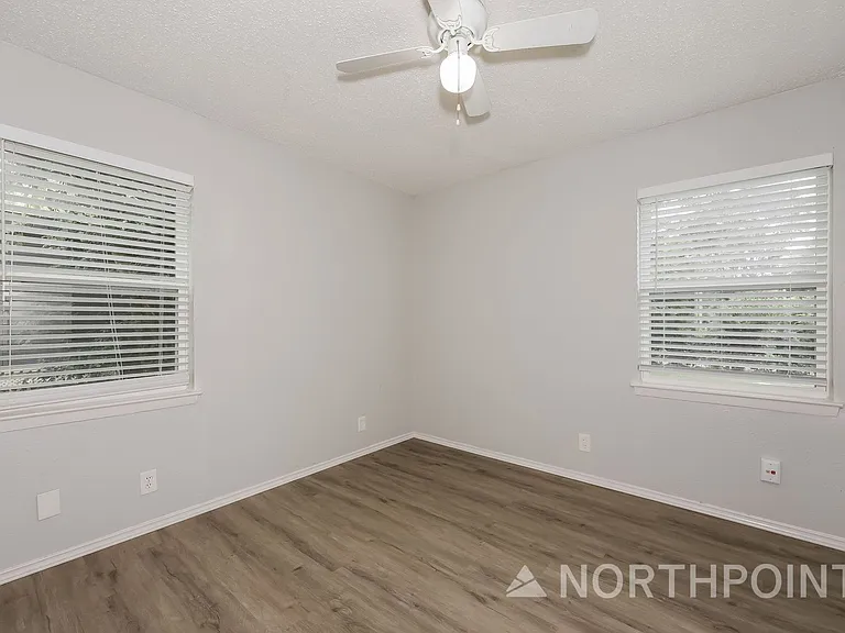 1238 Narcissus Ln — Photo 13