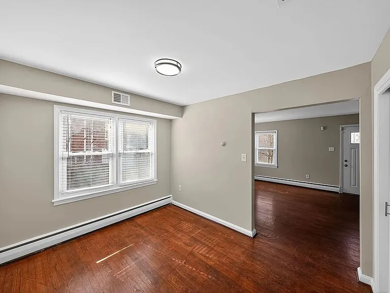 1105 Carrington Ave — Photo 6