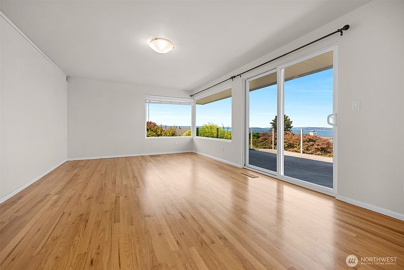 5th image of 5031 33rd Avenue W