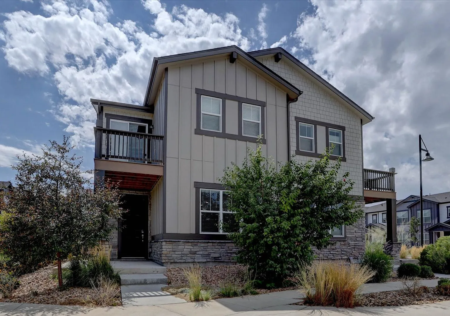 Like New 3bed/3bath/2car End-Unit Townhome — Photo 2