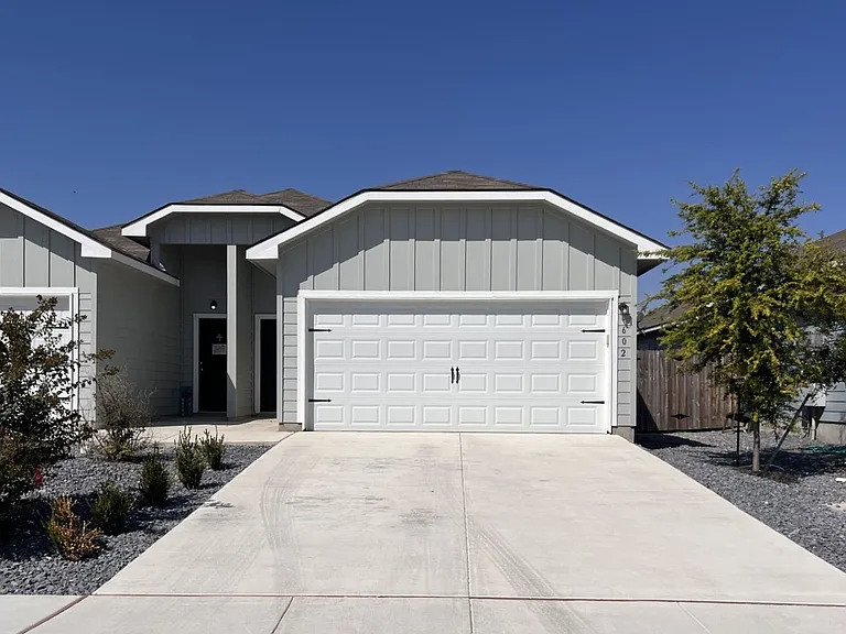 602 Grayson Ln — Photo 2