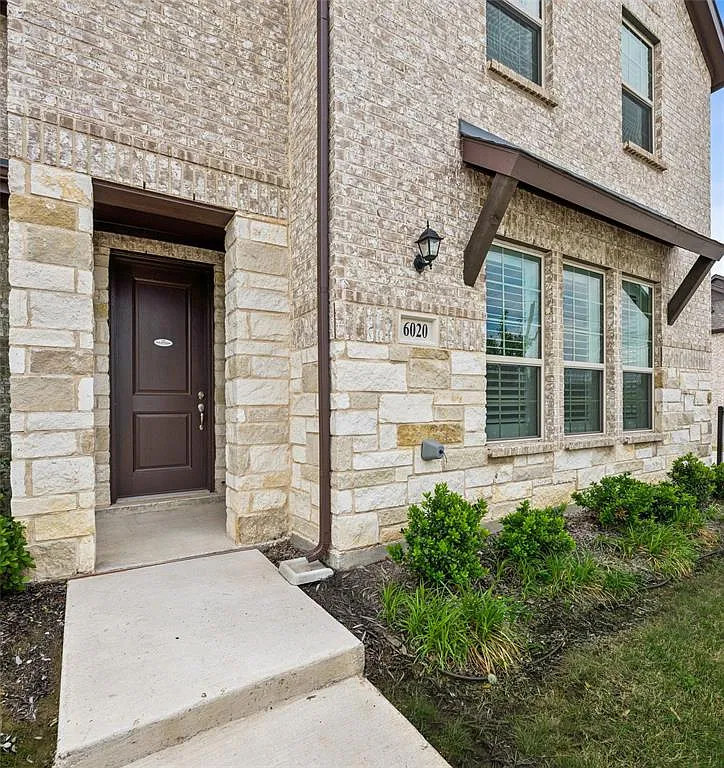 3 bed, 2.5 bath, 2260 sqft, $2,700 — Photo 2