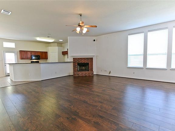 4th image of 204 Canyon Lake Dr