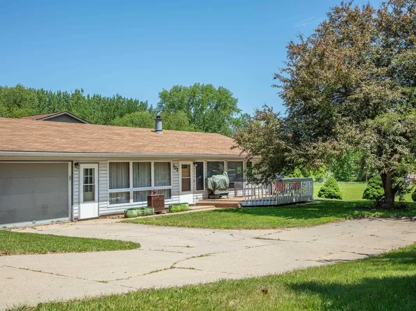 302 Oak St, Waverly, IA 50677