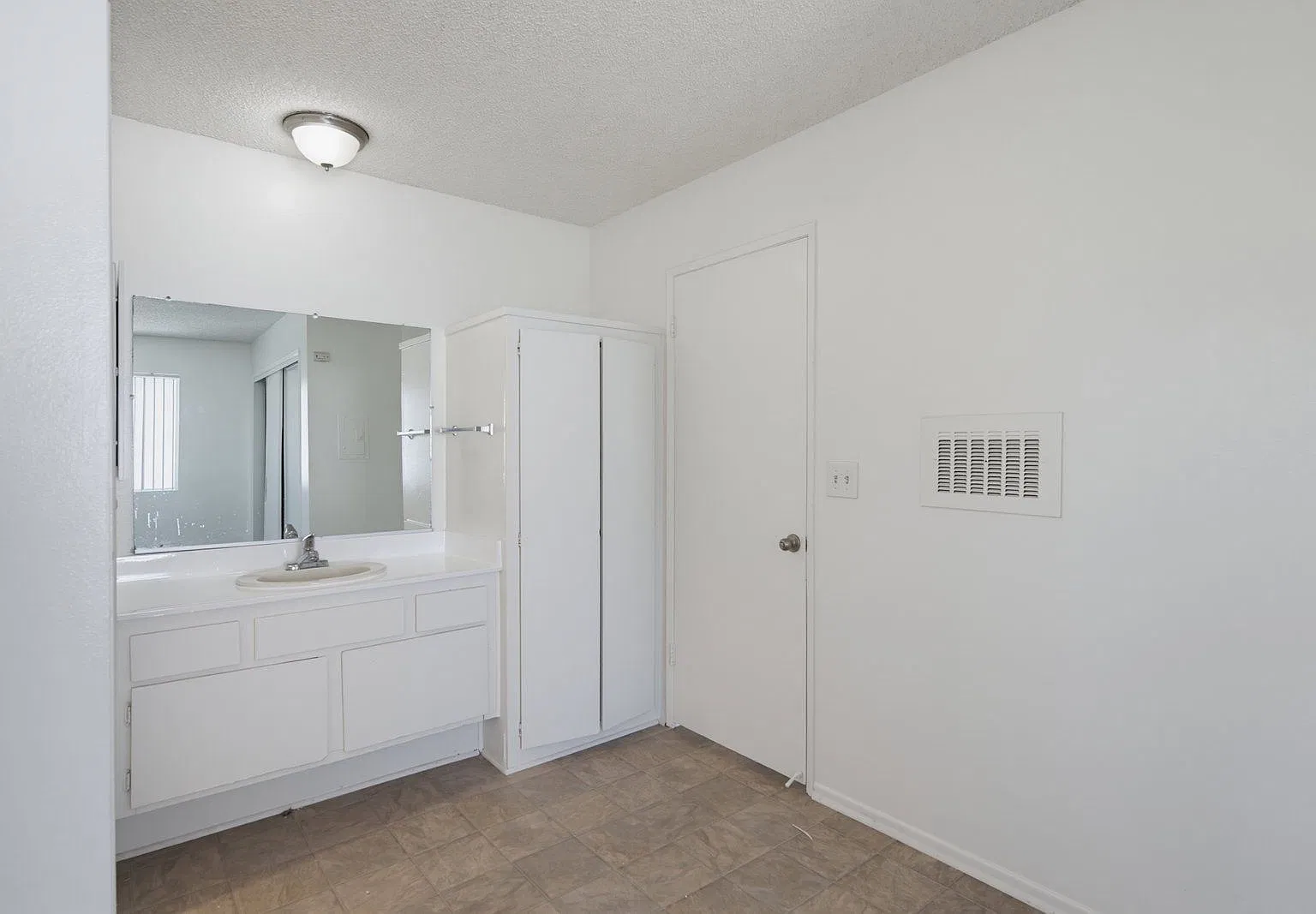 1 bed, 1.0 bath, 750 sqft, $2,266 — Photo 2