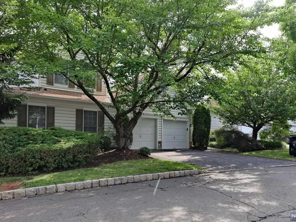 30 Thistle Dr, Paramus, NJ 07652