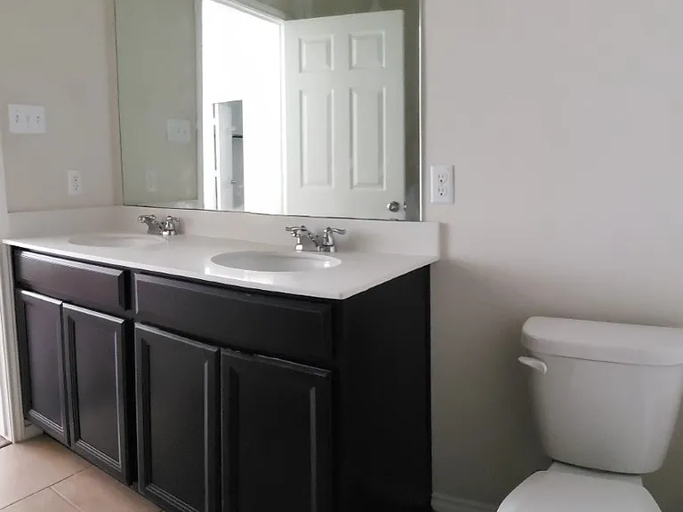 3400 Claymore 8 master bath (2)2_10052022