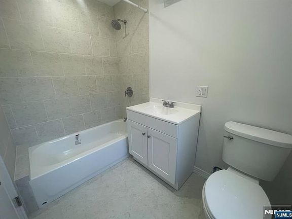4th image of 298 Farrant Ter Unit 1
