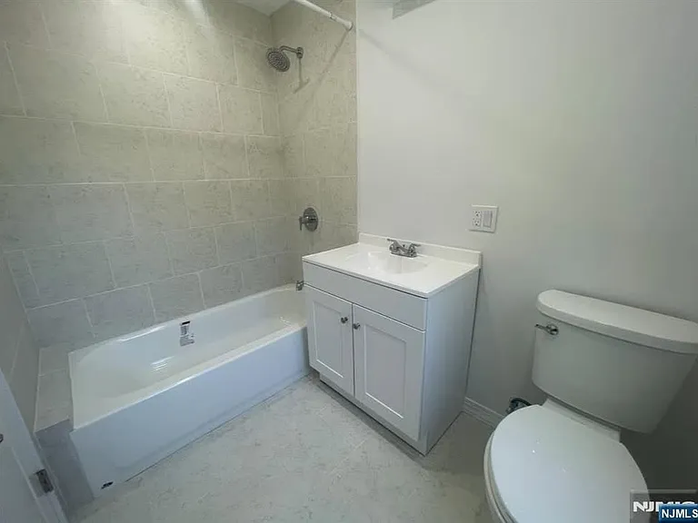 298 Farrant Ter #1 — Photo 4