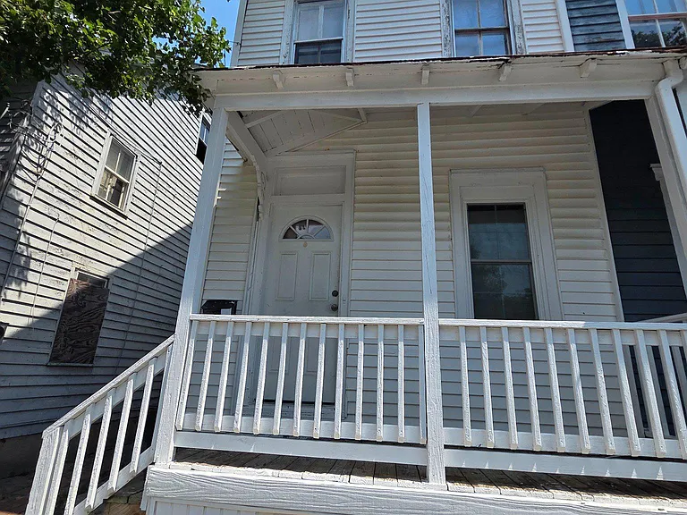 104 Thompson St — Photo 1