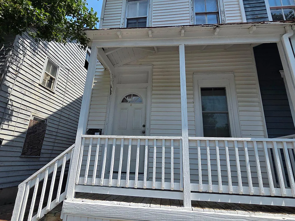 104 Thompson St