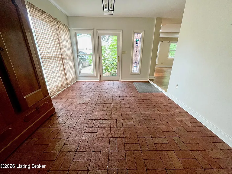 106 Spruce Ln — Photo 6