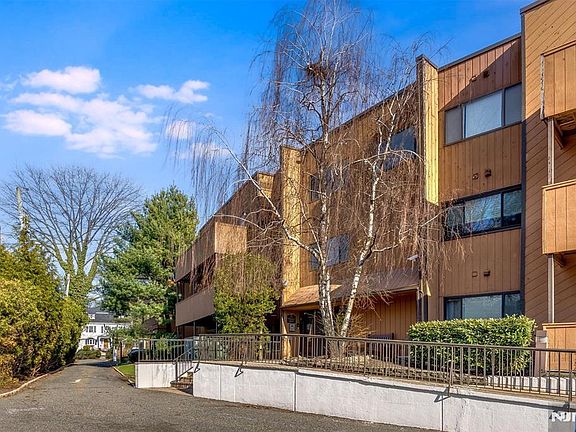 4th image of 971 Bloomfield Ave #12